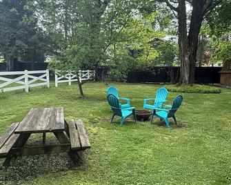 Cozy 3-bedroom house in charming Fredonia with AC, WiFi - Fredonia - Patio