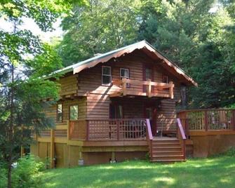 Welcome to the Eagle's Nest! Ski & Mountain Bike Paradise Perched in the Trees - Eagle Lake - Edificio