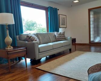 Mid Century Modern-close to city park and pool. - Centerville - Salon