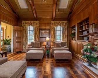 2 Bedroom Suite at French Country Estate w/ Pool - Paoli - Sala de estar