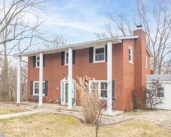 Providence Hideaway: Trailer parking. near Henry Co Saddle Club, pet-friendly - New Castle - Building