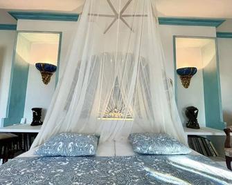 Inmitten Eines Mediteranen Gartens, Terrassiert, Befindet Sich das Appartment - Santa Eulalia del Rio - Habitación