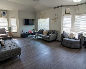 Tranquil Modern 3BR Townhome w/ Pools, Gym, & Private Baths - Jersey Village - Jersey Village - Living room