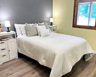 Starlight Cottage -3 bed 2Bath - Alanson - Habitación