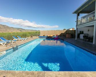 Poolside Suite Surrounded by Vineyard & Orchard - Osoyoos - Pool