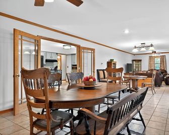 Lakeside Channel Hideaway – 4br/2ba On Goose Lake, Sleeps 10 - Morris - Dining room