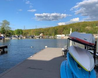 Lakefront Level Lot Home With A Private Deck/Dock W/ 2 Kayaks & Paddle Boards - Lake Hopatcong - Pool