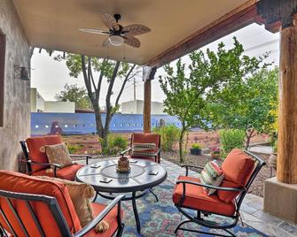 Shared Backyard and Hot Tub Restful Mesa Retreat! - Mesa - Patio