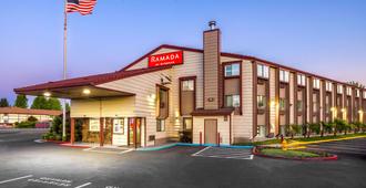 Ramada by Wyndham Medford Airport North - Medford - Building