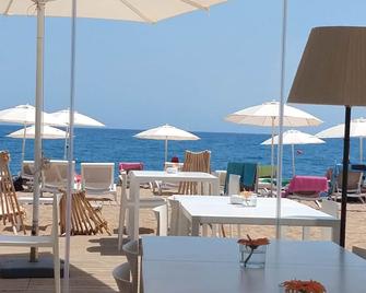 Apartment With Terrace And Views Of The Sea, Town And Mountains - Calella - Restaurant