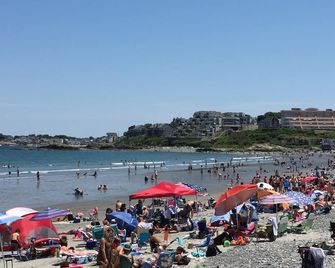 Third Floor Suite in waterfront Victorian on peninsula surrounded by ocean - האל - חוף