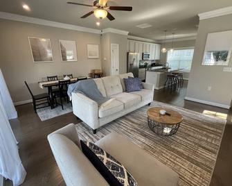 Sanctuary Steps from the Beach & Located in Heart of ViBe & Resort District - Virginia Beach - Living room