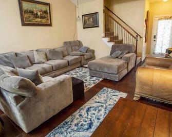 Comfy home in military community - Radcliff - Living room