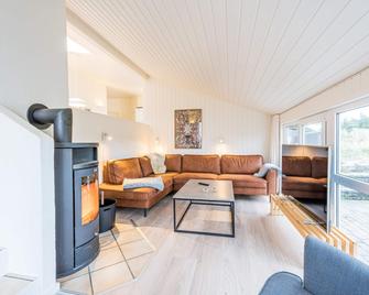 8 Person Holiday Home in Henne - Henne - Sala de estar