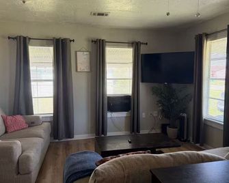 Furnished Cottage with Weekly Rentals Available - La Marque - Living room