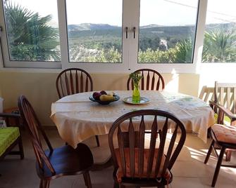 Dream vacation in detached house very nice garden 3.5 km from the sea - Darmarochori - Comedor