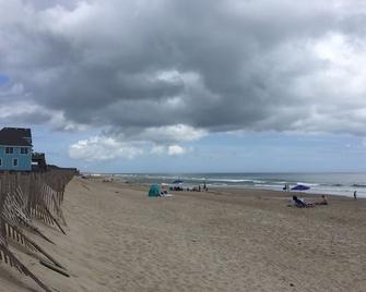 The Skipper: Oceanside & Steps from the Ocean! - Buxton - Beach