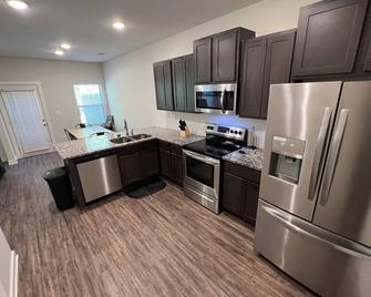 3-Bedroom End Unit Townhouse with 2-Car Garage in Calera - Calera - Küche