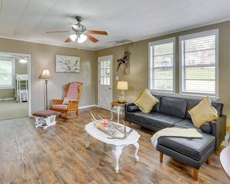 2 Mi to Lake Lineville Farmhouse with Fire Pit - Lineville - Sala de estar