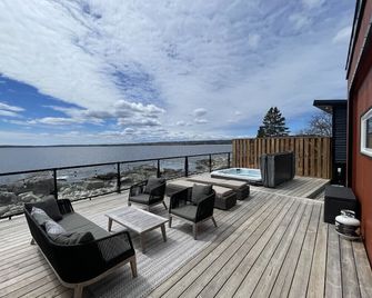 Designer Oceanfront Villa - Hot tub Sauna-private - Hunt's Point - Balcony