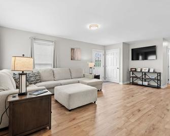 Renovated 3 bedroom, 2.5 bath 1,900 sq ft home with finished walkout basement - La Grange - Living room