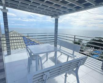 Becca's Vacation House - San Remigio - Balcony