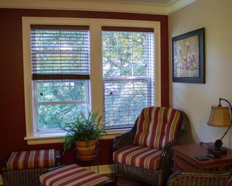 Genelle House B&B Guest House - Castlegar - Living room