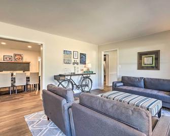 Waterfront Retreat 4 Mi to Dtwn Cambridge! - Cambridge - Living room