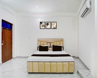 Hotel O New Highway Kannauj Railway Station - Kannauj - Bedroom