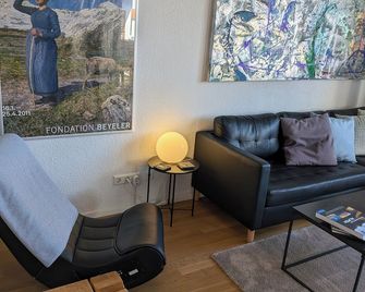 Basti's Rooms&Breakfast - Self Checkin - Weil am Rhein - Wohnzimmer