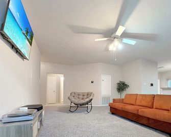 3BR Home in Home - Near Bush Airport & Houston - Humble - Living room