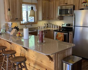 Cozy two bedroom cabin with hearty Firewood Stove/Game Room - Springville - Kitchen