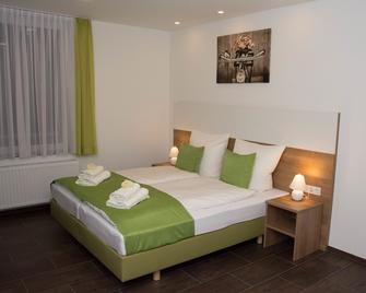 Hotel Bed & Breakfast Kukione - Dettingen an der Erms - Bedroom
