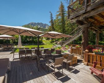 Hotel & Restaurant Les Escondus - Vars - Innenhof