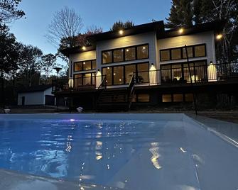 Le Singapour - Cottage Resort -Spa, Sauna & Gym- - Brownsburg-Chatham - Building