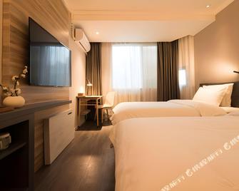 Hanting Premium Hotel (Xining Shengli Road Commercial Lane) - Xining - Bedroom
