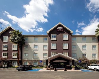 Hotel Intercity Zapopan - Zapopan - Building
