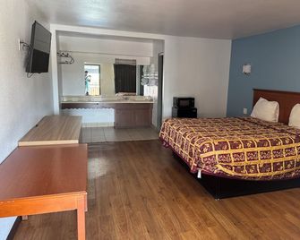 Spanish Trails Inn - Lancaster - Bedroom