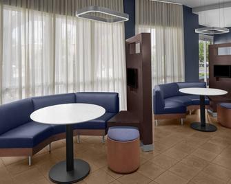 Unwind by the waterfall and explore Clearwater beaches | 3 Units - Oldsmar - Salónek