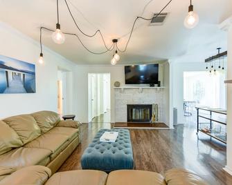 The Stewart House- Private Pool and Lake Access - Lakeway - Living room