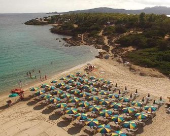 Centro Vacanze Isuledda - Cannigione - Beach