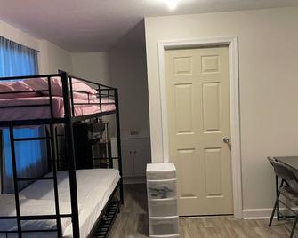 Private room with study and bath - Morgantown - Bedroom