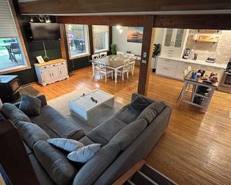 Cozy Cabin 250 steps to the beach. Family sized and puppy friendly. STAR-04394 - Sylvan Lake - Obývací pokoj