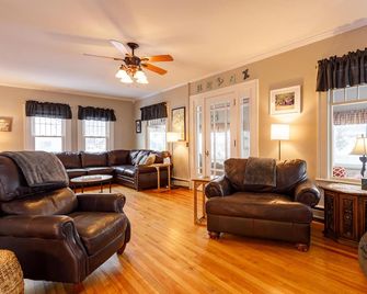 Park your car and ATV/Snowmobile from the door!! - Gorham - Wohnzimmer