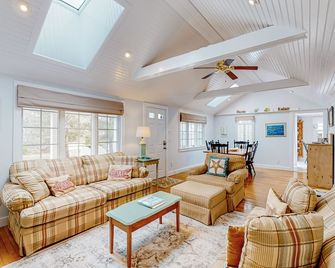 Seaside Park Retreat - Barnstable - Living room