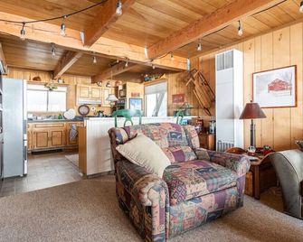 Hodge Podge Lodge · Quaint Cabin in Serene Lakes - Close to Skiing! - Soda Springs - Living room