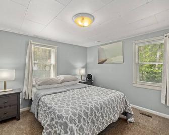 Bo's Cozy Green DADU Bungalow with shared Hot Tub, Sauna - Billings - Bedroom
