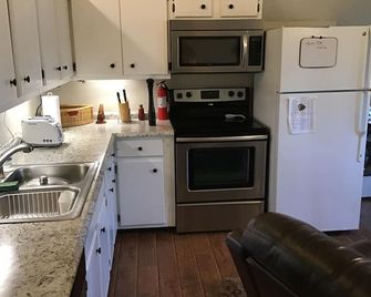 Activity all around! stay up in the trees, Take in the activity or just chill - Glasgow - Kitchen