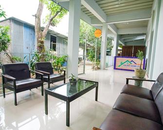 Spot On 3199 Galaxy House 234 Syariah - Surakarta City - Salónek