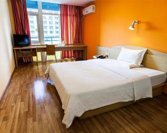 7 Days Inn Beijing South Railway Station South Square Shazikou Branch - Beijing - Bedroom